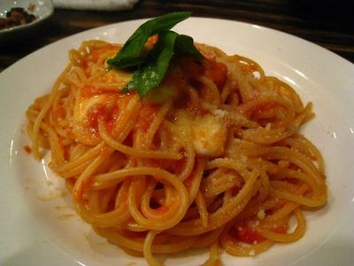 『旬の魚と炭火料理・酒BAR いくた 一九田』の「スパゲティカプレーゼ」(700円)