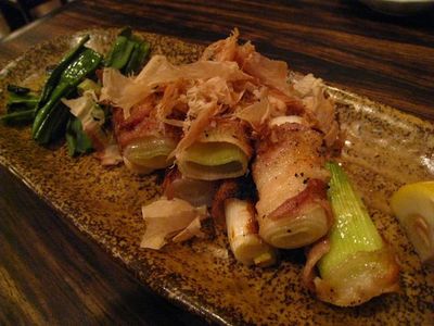 『旬の魚と炭火料理・酒BAR いくた 一九田』の「埼玉県産 泥付長ネギ豚バラ巻き炭火焼」(420円)